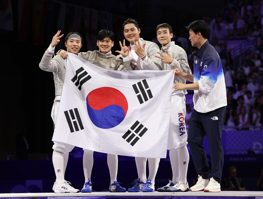 ▲ 오상욱(왼쪽부터), 박상원, 구본길, 도경동이 31일(현지시간) 프랑스 파리 그랑 팔레에서 열린 2024 파리올림픽 펜싱 사브르 남자 단체 결승 헝가리와의 경기에 나서며 서로를 격려하고 있다. 2012 런던 올림픽과 2020 도쿄 올림픽에서 연거푸 금메달을 따내며 사브르 단체에 아주 강한 면모를 보여주는 한국은 뉴 어펜저스로 멤버를 달리하고도 3연패를 달성하는 저력을 발휘했다. ⓒ 연합뉴스