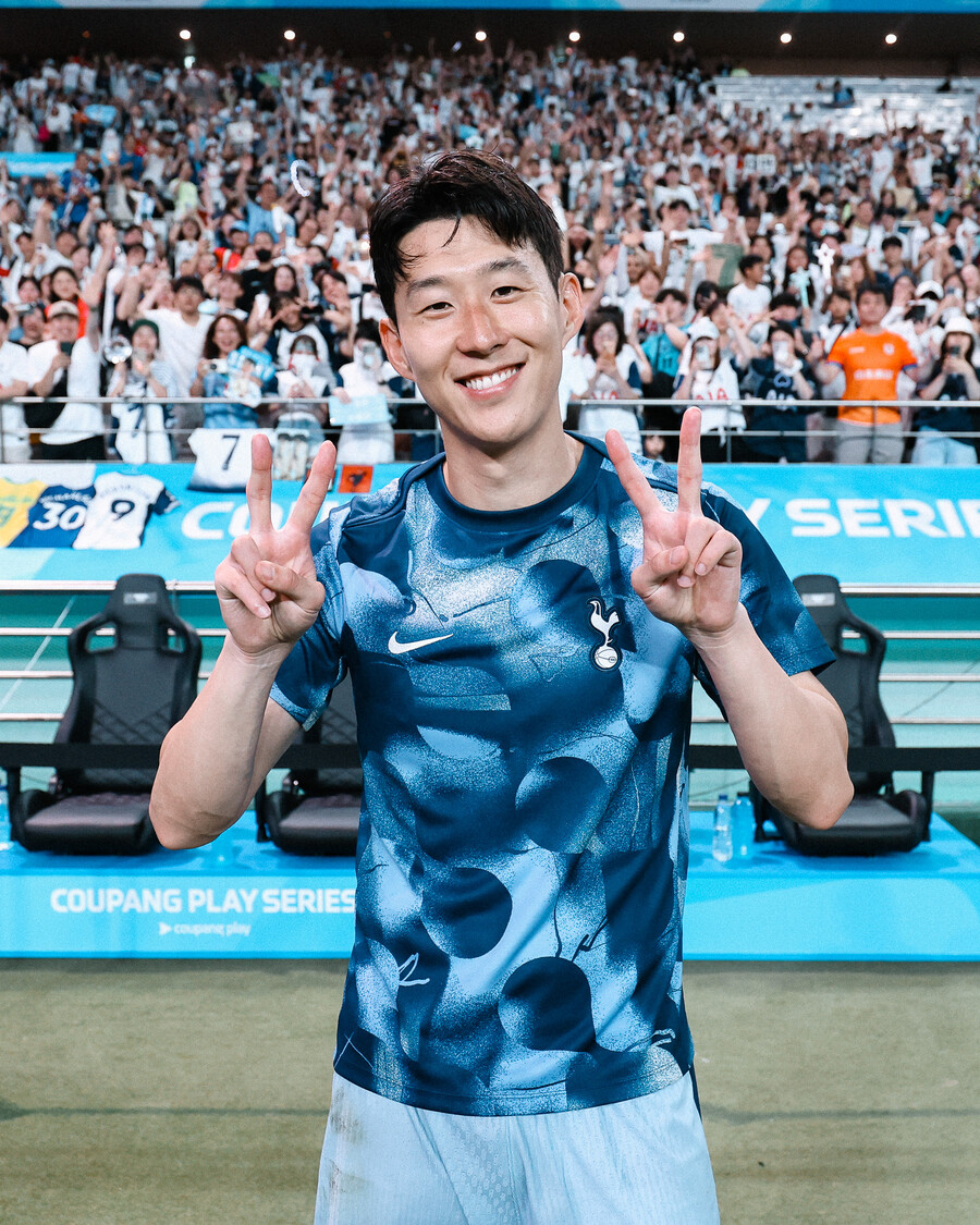 ▲ 손흥민은 31일 오후 8시 서울월드컵경기장에서 열린 '2024 쿠팡플레이 시리즈' 1차전에서 팀K리그를 상대로 왼쪽 윙어로 출전했다. 비셀고베전부터 지난 시즌 뛰었던 '톱' 자리가 아닌 '윙어'로 뛰었는데 프리시즌 공식전 첫 골을 기록했다. 이후 한국에 날아와서도 주 포지션인 윙어로 훈련을 헀고 팀K리그전에서 왼쪽 윙어로 뛰었다. 루카스 베리발 등 어린 선수와 호흡하면서 공격력을 끌어 올리더니 공격 포인트를 기록하면서 6만 관중 앞에서 '찰칵' 세리머니를 했다