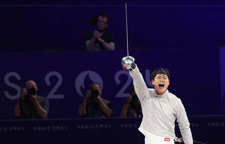 ▲ 오상욱, 구본길(35·국민체육진흥공단), 박상원(23·대전광역시청), 도경동(24·국군체육부대)으로 구성된 남자 사브르 대표팀은 1일(한국시간) 프랑스 파리 그랑팔레에서 열린 2024 파리 올림픽 단체전 결승에서 헝가리를 45-41로 제압하고 우승을 차지했다. 이로써 오상욱은 한국 펜싱 선수 가운데 최초로 올림픽 2관왕으로 기록됐다. 사흘 전 개인전에서 세계의 강호들을 차례로 격파하고 정상에 선 오상욱은 단체전 우승도 이끌며 한국에 금메달 2개를 안겼다. ⓒ연합뉴스