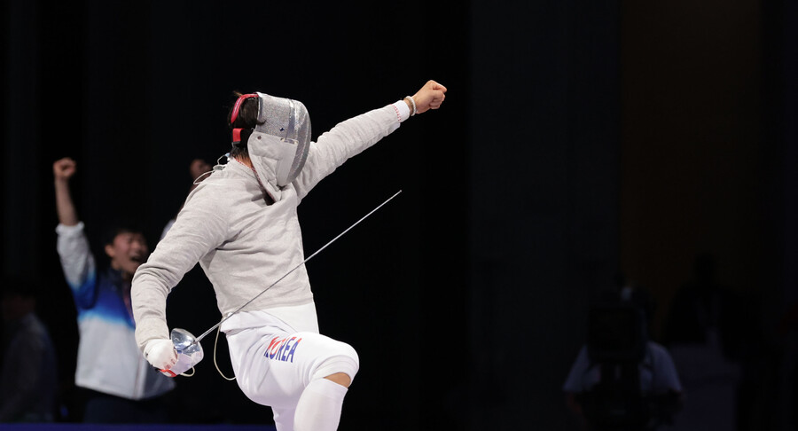 ▲ 오상욱, 구본길(35·국민체육진흥공단), 박상원(23·대전광역시청), 도경동(24·국군체육부대)으로 구성된 남자 사브르 대표팀은 1일(한국시간) 프랑스 파리 그랑팔레에서 열린 2024 파리 올림픽 단체전 결승에서 헝가리를 45-41로 제압하고 우승을 차지했다. 이로써 오상욱은 한국 펜싱 선수 가운데 최초로 올림픽 2관왕으로 기록됐다. 사흘 전 개인전에서 세계의 강호들을 차례로 격파하고 정상에 선 오상욱은 단체전 우승도 이끌며 한국에 금메달 2개를 안겼다. ⓒ연합뉴스