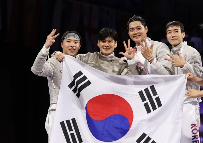 ▲ 오상욱(왼쪽부터), 박상원, 구본길, 도경동이 31일(현지시간) 프랑스 파리 그랑 팔레에서 열린 2024 파리올림픽 펜싱 사브르 남자 단체 결승 헝가리와의 경기에 나서며 서로를 격려하고 있다. 2012 런던 올림픽과 2020 도쿄 올림픽에서 연거푸 금메달을 따내며 사브르 단체에 아주 강한 면모를 보여주는 한국은 뉴 어펜저스로 멤버를 달리하고도 3연패를 달성하는 저력을 발휘했다. ⓒ 연합뉴스