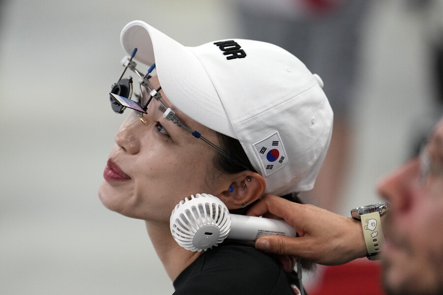 ▲ 김예지는 오는 2일 프랑스 샤토루 슈팅센터에서 열리는 25ｍ 권총 본선을 통해 결선 진출에 도전한다. 본선 상위 8명에 올라가 결선에 진출한다면, 3일 오후 4시 30분에 결선 첫 총성을 울린다. 공기권총 10ｍ 개인전에서 은메달을 딴 김예지는 "주 종목인 25ｍ 권총에서는 꼭 금메달을 따겠다"고 말할 정도로 자신감에 가득 차 있다. ⓒ연합뉴스/AP