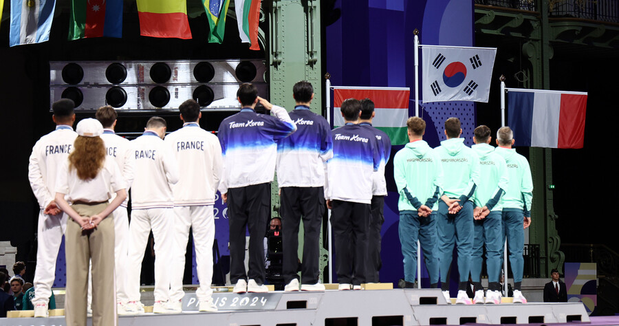 ▲ 펜싱 사브르 남자 대표팀이 단체전 금메달을 획득하고 즐거워하고 있다.  ⓒ연합뉴스