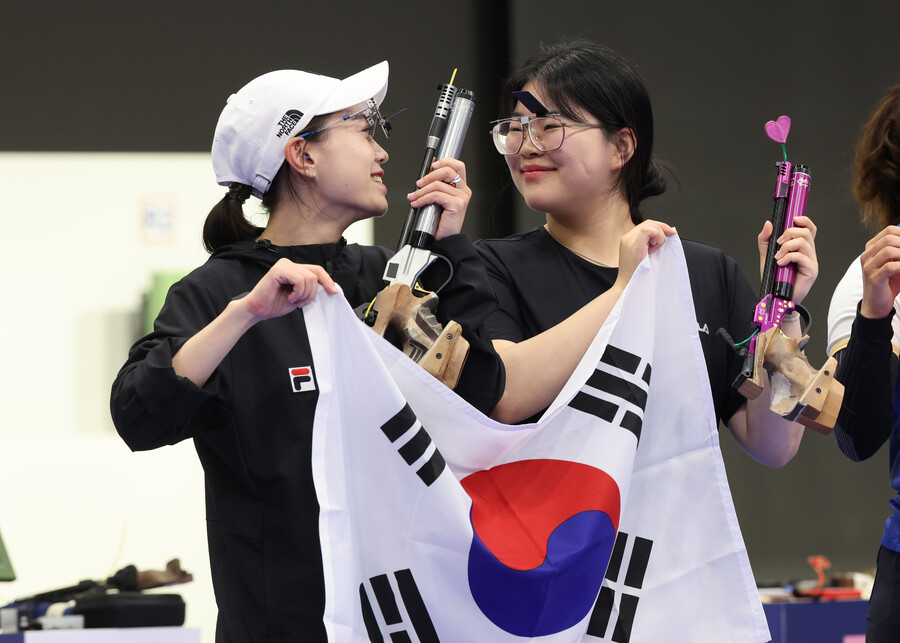 ▲ (샤토루[프랑스]=연합뉴스) 임화영 기자 = 28일(현지시간) 프랑스 샤토루 슈팅 센터에서 열린 2024 파리올림픽 사격 공기권총 10m 여자 결선에서 금·은메달을 차지한 오예진(오른쪽)과 김예지가 서로 마주보고 웃고 있다. 한국 사격은 런던 대회 당시의 최고 성과였던 금메달 3개, 은메달 2개 이상의 성과를 정조준하고 있다.