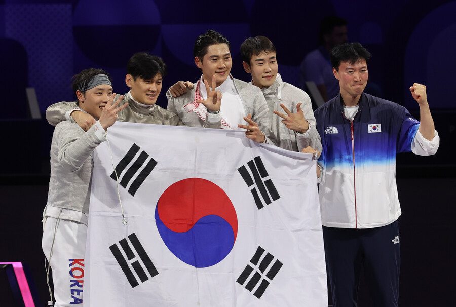 ▲ 오상욱(왼쪽부터), 박상원, 구본길, 도경동이 31일(현지시간) 프랑스 파리 그랑 팔레에서 열린 2024 파리올림픽 펜싱 사브르 남자 단체 결승 헝가리와의 경기에 나서며 서로를 격려하고 있다. 2012 런던 올림픽과 2020 도쿄 올림픽에서 연거푸 금메달을 따내며 사브르 단체에 아주 강한 면모를 보여주는 한국은 뉴 어펜저스로 멤버를 달리하고도 3연패를 달성하는 저력을 발휘했다. ⓒ 연합뉴스림픽