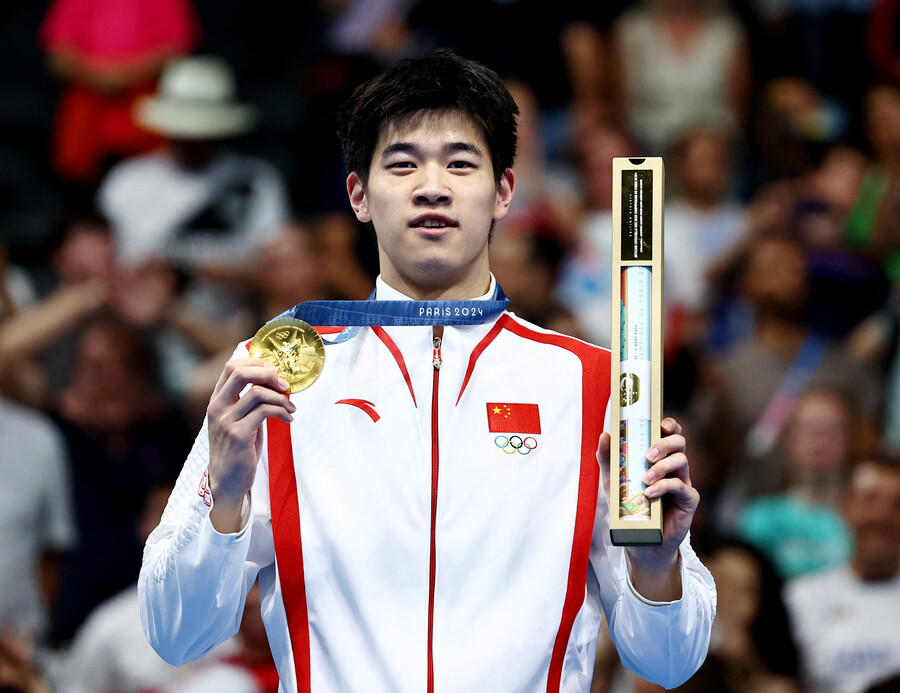 ▲ 판잔러(중국·19)는 2024 파리 올림픽 수영 남자 자유형 100m에서 46초40으로 가장 먼저 터치패드를 찍었다. 세계 신기록과 함께 파리 대회 100m 우승자가 됐다. 이번 대회 수영 첫 세계 신기록이다. 올림픽 남자 자유형 100m에서 아시아 선수가 금메달을 딴 것은 1932년 미야자키 야스지(일본) 이후 무려 92년 만이다. 쑨양 이후 도핑 의혹이 끊이지 않았던 중국 수영도 경사를 맞이했다. ⓒ연합뉴스