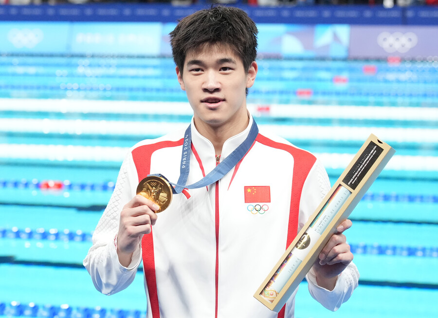 ▲ 판잔러(중국·19)는 2024 파리 올림픽 수영 남자 자유형 100m에서 46초40으로 가장 먼저 터치패드를 찍었다. 세계 신기록과 함께 파리 대회 100m 우승자가 됐다. 이번 대회 수영 첫 세계 신기록이다. 올림픽 남자 자유형 100m에서 아시아 선수가 금메달을 딴 것은 1932년 미야자키 야스지(일본) 이후 무려 92년 만이다. 쑨양 이후 도핑 의혹이 끊이지 않았던 중국 수영도 경사를 맞이했다. ⓒ연합뉴스