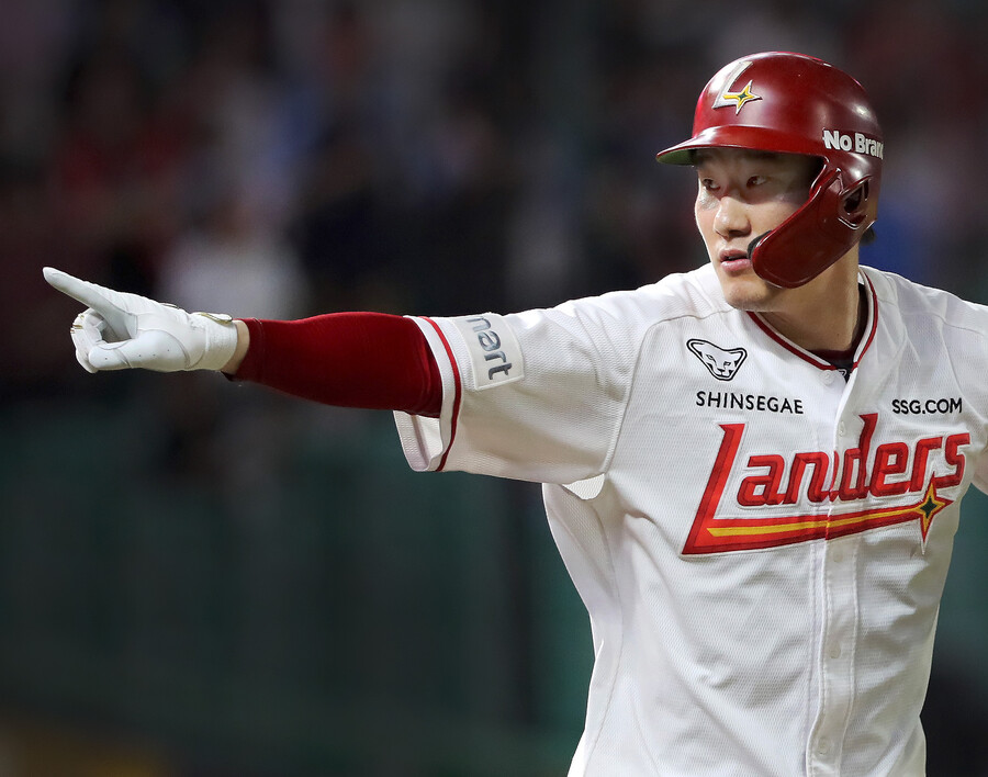 ▲ 31일 인천 롯데전에서 연장 12회 끝내기 홈런 등 4안타 대활약으로 팀을 위기에서 구해낸 오태곤 ⓒSSG랜더스