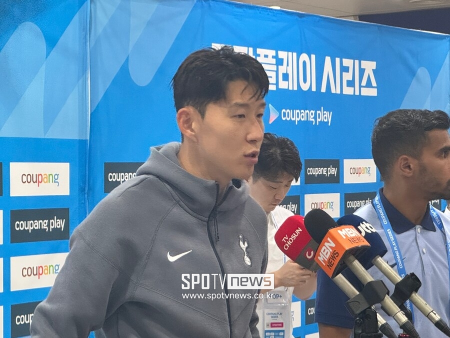 ▲ 양민혁과 손흥민이 만났다. 팀K리그와 토트넘전 이후 공동취재구역에서 양민혁과 손흥민이 마주했다. 손흥민은 양민혁의 어깨를 두드리며 덕담과 조언을 이어갔고, 양민혁은 경청하는 모습이었다. 손흥민에게 양민혁을 위해 해주고 싶은 말을 묻자 "내가 축구를 하면서 어떤 조언을 받으면 좋았을 것인지에 대해 생각했다. 열심히 하고 왜 축구를 시작했는지 잊지 말라는 이야기를 들었다면 좋았지 않았을까 싶다"라고 말했다. 손흥민은 이미 양민혁의 메디컬테스트에서 만나 '부상 당하지 말고 1월에 보자'라고 격려했다