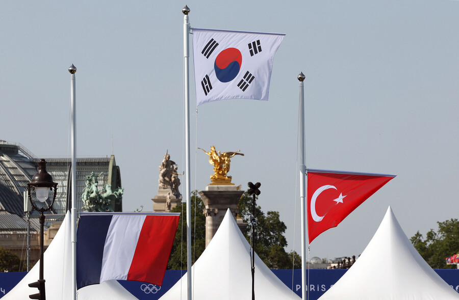 ▲ 남자 양궁 단체전 시상식, 은메달을 딴 프랑스의 국기가 동메달의 튀르키예와 비교해 더 낮은 위치에 있다. ⓒ연합뉴스