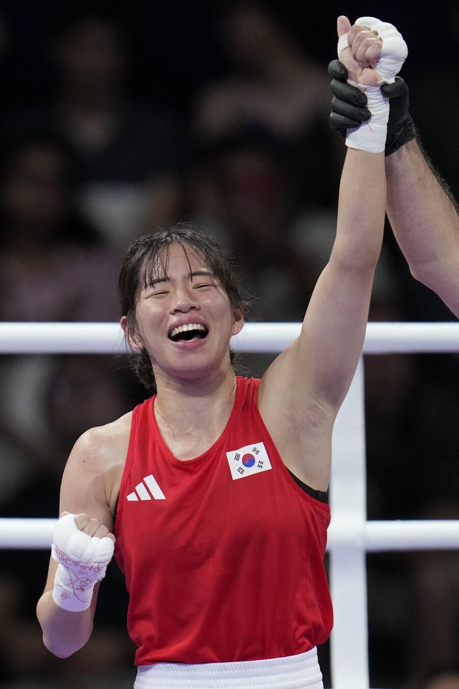 ▲ 임애지는 2일(한국시간) 프랑스 파리의 노스 파리 아레나에서 열린 2024 파리 올림픽 복싱 여자 54㎏급 8강전에서 예니 마르셀라 아리아스 카스타네다(콜롬비아)에게 3-2(30-27 30-27 28-29 29-28 28-29)로 판정승해 준결승에 진출했다. 올림픽 복싱은 동메달 결정전을 치르지 않는다. 준결승에서 패배한 선수 모두에게 동메달을 수여한다. 이로써 임애지는 최소 동메달 확보에 성공했다. ⓒ연합뉴스/AP