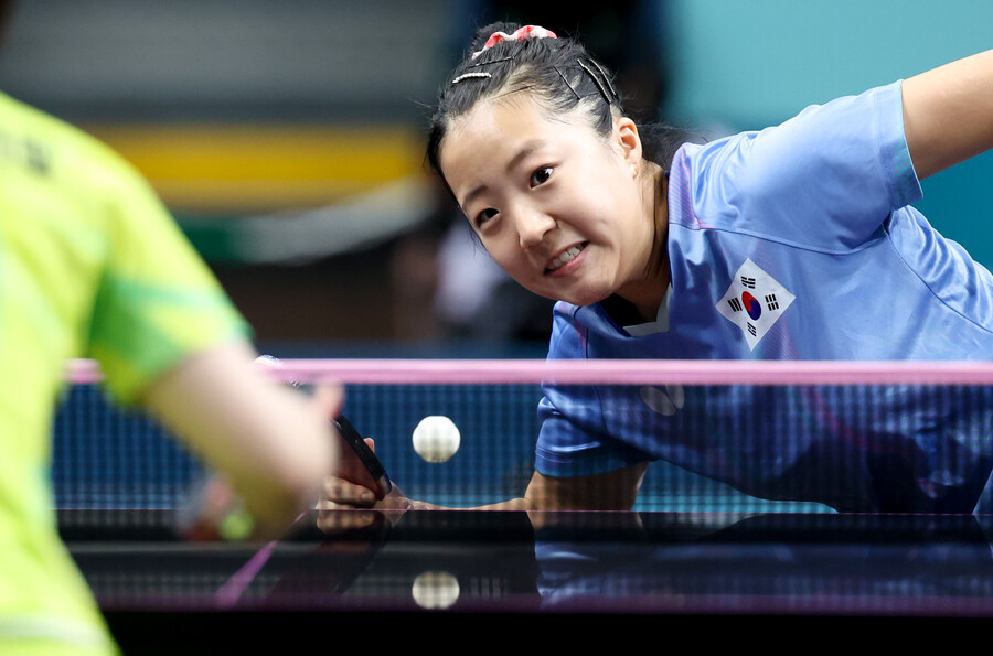 ▲ 세계 8위 신유빈은 2일 오후 5시(이하 한국시간) 2024 파리 올림픽 탁구 여자 단식 4강전에서 세계 4위 천멍(중국)과 격돌한다. 신유빈은 천멍과 지난 3월 월드테이블테니스(WTT) 싱가포르 스매시 8강에서 한 차례 맞붙어 1-4로 진 바 있다. ⓒ연합뉴스