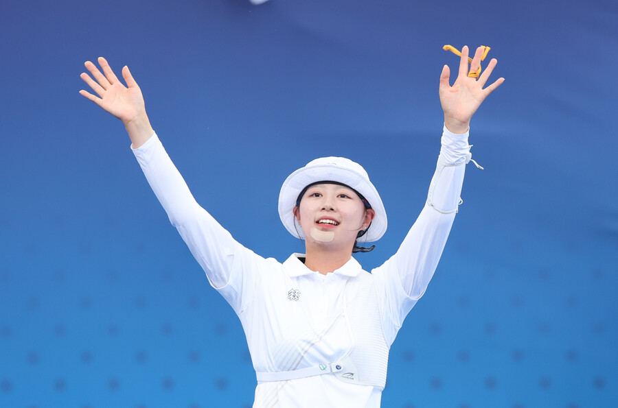▲ 김우진과 임시현은 2일(이하 한국시간) 프랑스 파리의 레쟁발리드에서 열리는 양궁 혼성 단체전에 출전한다. 오후 5시 27분 시작하는 16강에서 대만을 상대하고, 이기면 프랑스-이탈리아 경기 승자와 8강에서 격돌한다. 올림픽 양궁 혼성 단체전은 2021년 도쿄 올림픽에서 처음 열렸다. 당시 김제덕-안산 조가 금메달을 따냈다. 김우진과 임시현은 이미 남녀 단체전에서 우승해 금메달을 하나씩 목에 걸었다. 이날 혼성전도 제패하면 2관왕이 된다. ⓒ연합뉴스