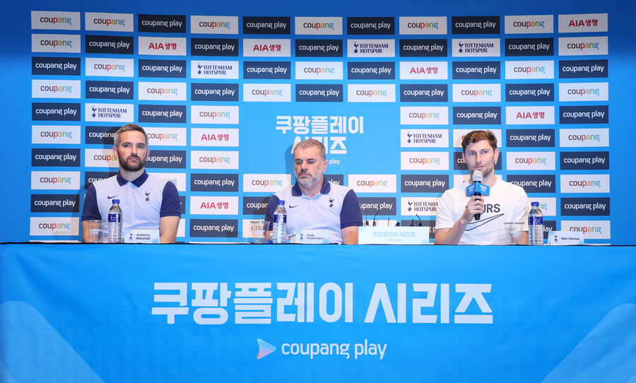 ▲ 엔지 포스테코글루 감독이 '캡틴' 손흥민(33, 토트넘 홋스퍼) 재계약에 관해 말을 아꼈다. 1년 연장 옵션을 발동했다는 이야기가 있지만, 손흥민의 공식적인 계약은 2025년까지다. 프리시즌이지만 공식적인 기자회견에서 손흥민 관련 질문에 나왔는데 "재계약은 나 혼자서 결정할 수 있는 부분이 아니다"라며 확답을 아꼈다. 그러면서도 "손흥민과 같은 베테랑은 어린 선수 위주로 구성되는 팀에 큰 도움이 될 것"이라고 설명했다 ⓒ연합뉴스