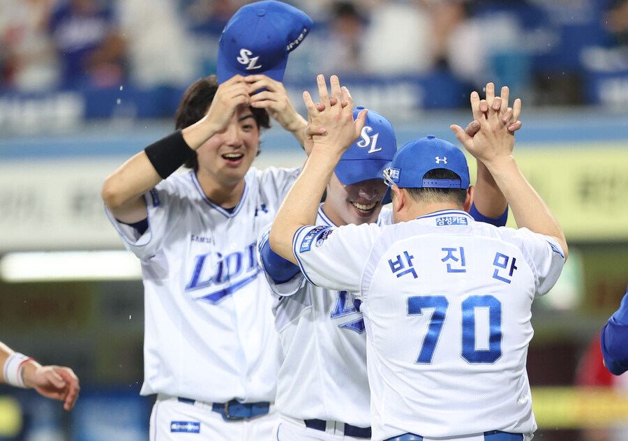 ▲박진만 감독이 완투승을 거둔 원태인과 하이파이브를 하고 있다. 주장 구자욱도 기쁨을 함께 했다. ⓒ삼성 라이온즈
