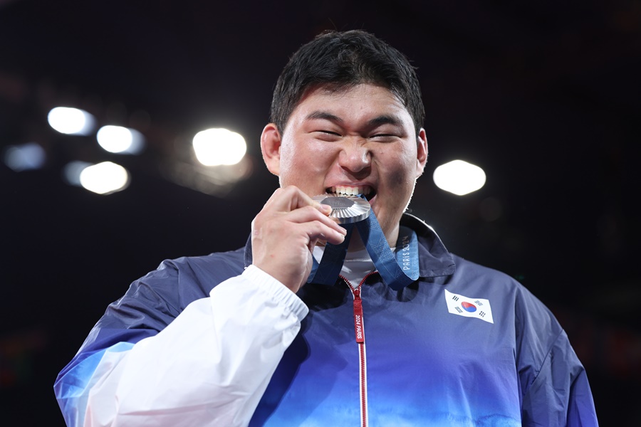 ▲ 김민종이 한국 남자유도 역사상 처음으로 100kg 초과급에서 올림픽 은메달을 목에 걸었다. 세계랭킹 1위 김민종은 지난 5월 세계선수권대회에서 100kg 초과급에서 39년 만에 한국에 금메달을 안기며 단숨에 유도 간판으로 스포트라이트를 받았다. 파리 올림픽서도 기대대로 결승전까지 승승장구했다. 하지만 결승전에서 만난 상대가 너무 강했다. 프랑스 출신의 테디 리네르는 2m 4cm 장신의 탄탄한 체구를 자랑한다. 무엇보다 이 종목 역대 최고의 선수로 불린다. 세계선수권대회 유도 남자 100kg 초과급에서만 11차례 우승했고, 올림픽도 앞서 두 차례 금메달을 따냈다. 출전한 5번의 올림픽에서 모두 메달을 획득하는 등 유도 남자 100kg 초과급 전설로 꼽힌다 ⓒ 연합뉴스