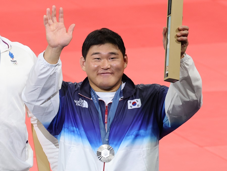 ▲ 김민종이 한국 남자유도 역사상 처음으로 100kg 초과급에서 올림픽 은메달을 목에 걸었다. 세계랭킹 1위 김민종은 지난 5월 세계선수권대회에서 100kg 초과급에서 39년 만에 한국에 금메달을 안기며 단숨에 유도 간판으로 스포트라이트를 받았다. 파리 올림픽서도 기대대로 결승전까지 승승장구했다. 하지만 결승전에서 만난 상대가 너무 강했다. 프랑스 출신의 테디 리네르는 2m 4cm 장신의 탄탄한 체구를 자랑한다. 무엇보다 이 종목 역대 최고의 선수로 불린다. 세계선수권대회 유도 남자 100kg 초과급에서만 11차례 우승했고, 올림픽도 앞서 두 차례 금메달을 따냈다. 출전한 5번의 올림픽에서 모두 메달을 획득하는 등 유도 남자 100kg 초과급 전설로 꼽힌다 ⓒ 연합뉴스