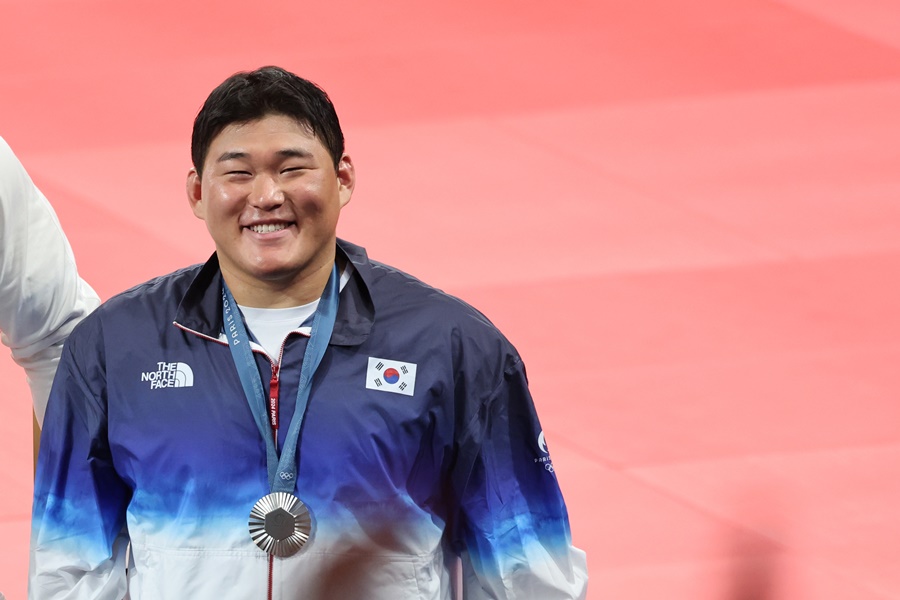 ▲ 김민종이 한국 남자유도 역사상 처음으로 100kg 초과급에서 올림픽 은메달을 목에 걸었다. 세계랭킹 1위 김민종은 지난 5월 세계선수권대회에서 100kg 초과급에서 39년 만에 한국에 금메달을 안기며 단숨에 유도 간판으로 스포트라이트를 받았다. 파리 올림픽서도 기대대로 결승전까지 승승장구했다. 하지만 결승전에서 만난 상대가 너무 강했다. 프랑스 출신의 테디 리네르는 2m 4cm 장신의 탄탄한 체구를 자랑한다. 무엇보다 이 종목 역대 최고의 선수로 불린다. 세계선수권대회 유도 남자 100kg 초과급에서만 11차례 우승했고, 올림픽도 앞서 두 차례 금메달을 따냈다. 출전한 5번의 올림픽에서 모두 메달을 획득하는 등 유도 남자 100kg 초과급 전설로 꼽힌다 ⓒ 연합뉴스