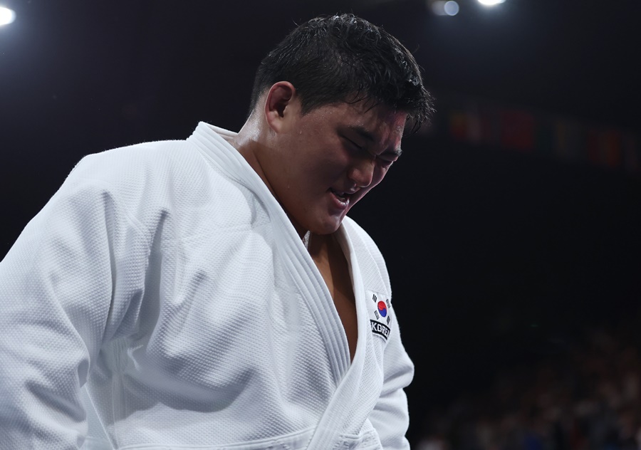 ▲ 김민종이 한국 남자유도 역사상 처음으로 100kg 초과급에서 올림픽 은메달을 목에 걸었다. 세계랭킹 1위 김민종은 지난 5월 세계선수권대회에서 100kg 초과급에서 39년 만에 한국에 금메달을 안기며 단숨에 유도 간판으로 스포트라이트를 받았다. 파리 올림픽서도 기대대로 결승전까지 승승장구했다. 하지만 결승전에서 만난 상대가 너무 강했다. 프랑스 출신의 테디 리네르는 2m 4cm 장신의 탄탄한 체구를 자랑한다. 무엇보다 이 종목 역대 최고의 선수로 불린다. 세계선수권대회 유도 남자 100kg 초과급에서만 11차례 우승했고, 올림픽도 앞서 두 차례 금메달을 따냈다. 출전한 5번의 올림픽에서 모두 메달을 획득하는 등 유도 남자 100kg 초과급 전설로 꼽힌다 ⓒ 연합뉴스