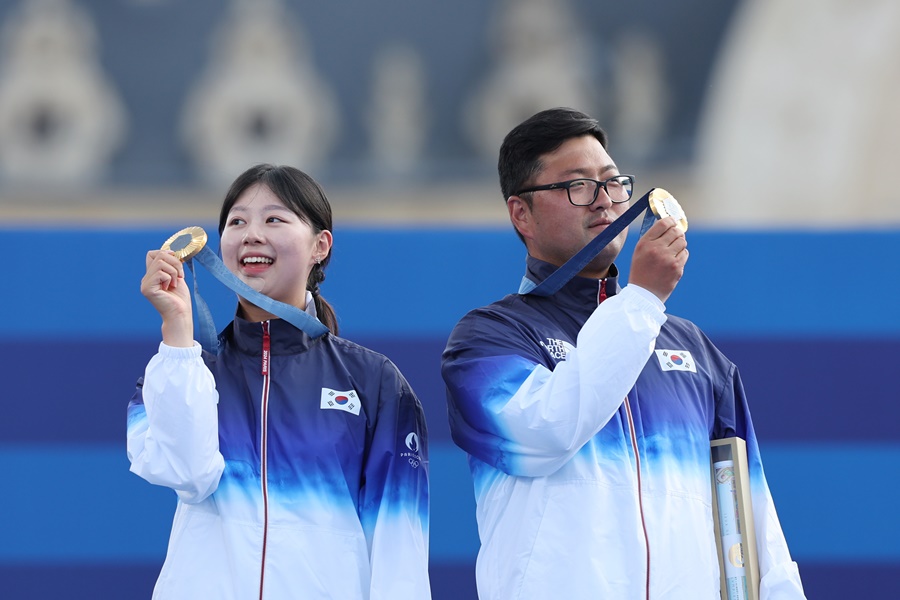 ▲ 김우진(오른쪽)과 임시현이 2024 파리 올림픽 양궁 혼성 단체 금메달을 따냈다. 경기 후 서로 고마운 마음을 전했다. 김우진은 "긴장을 많이 했다. 임시현이 앞에서 10점을 많이 쏴줘서 도움이 됐다"고 말했다. 임시현은 김우진을 향해 "진짜 최고"라며 "부담스러운 상황이 생기면 오빠가 10점을 쏠테니까, 오빠만 믿고 쏘라고 했다. 이런 분과 혼성하다니 정말 영광이었다"고 밝혔다 ⓒ 연합뉴스