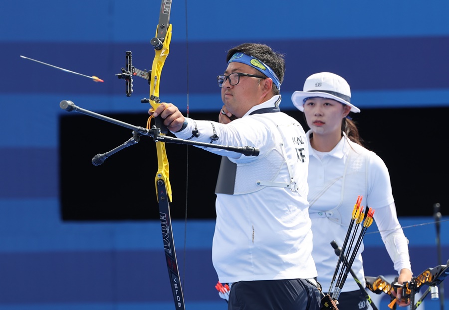 ▲ 김우진과 임시현이 2024 파리 올림픽 양궁 혼성 단체 금메달을 따냈다. 경기 후 서로 고마운 마음을 전했다. 김우진은 "긴장을 많이 했다. 임시현이 앞에서 10점을 많이 쏴줘서 도움이 됐다"고 말했다. 임시현은 김우진을 향해 "진짜 최고"라며 "부담스러운 상황이 생기면 오빠가 10점을 쏠테니까, 오빠만 믿고 쏘라고 했다. 이런 분과 혼성하다니 정말 영광이었다"고 밝혔다 ⓒ 연합뉴스