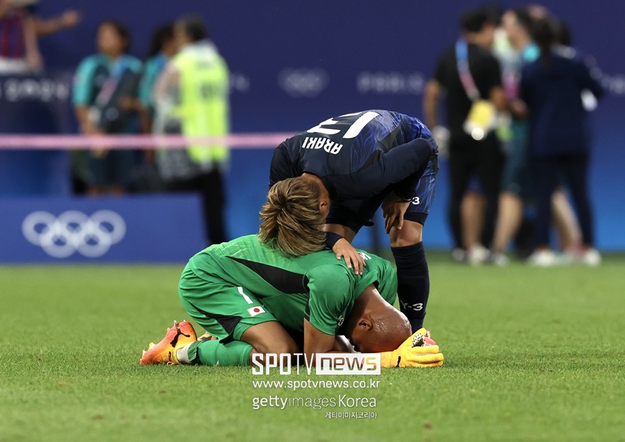 ▲ 일본축구가 올림픽에서 또 울었다. 이번에도 상대는 스페인이었다. 와일드카드를 단 1장도 쓰지 않을 정도로 일본은 파리 올림픽에서 자신감이 있었다. 준비 기간도 길었다. 그러나 와일드카드 미사용은 결국 자만이었다. 8강전 스페인과 경기에서 현격한 기량 차이를 실감했다. 결과는 0-3 대패. 도쿄 올림픽에 이어 8강전에서 패하며 메달 획득에 실패했다. 일본 내에선 비난 여론이 생성됐다.