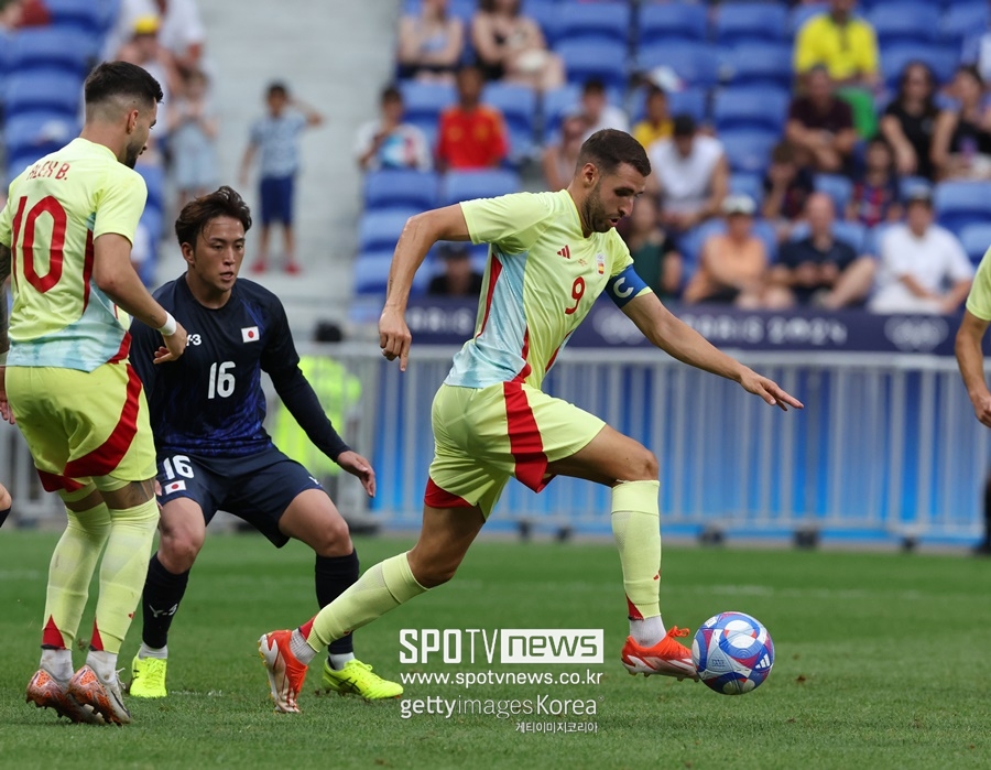 ▲ 일본축구가 올림픽에서 또 울었다. 이번에도 상대는 스페인이었다. 와일드카드를 단 1장도 쓰지 않을 정도로 일본은 파리 올림픽에서 자신감이 있었다. 준비 기간도 길었다. 그러나 와일드카드 미사용은 결국 자만이었다. 8강전 스페인과 경기에서 현격한 기량 차이를 실감했다. 결과는 0-3 대패. 조별리그에서 3전 전승으로 기세를 올렸지만 스페인에겐 통하지 않았다. 경기가 끝나자 많은 일본 선수들이 눈물을 흘렸다. 일본은 도쿄 올림픽에 이어 8강전에서 패하며 메달 획득에 실패했다. 마지막 올림픽 메달은 1968 멕시코 대회 때까지 올라가야 한다. 당시 동메달 획득 이후 일본은 올림픽 때마다 좌절했다. 일본 내에선 비난 여론이 생성됐다. 파리 올림픽 남자축구 4강 대진표는 완성됐다. 일본을 물리친 스페인은 모로코와 붙고 프랑스는 이집트와 대결한다.