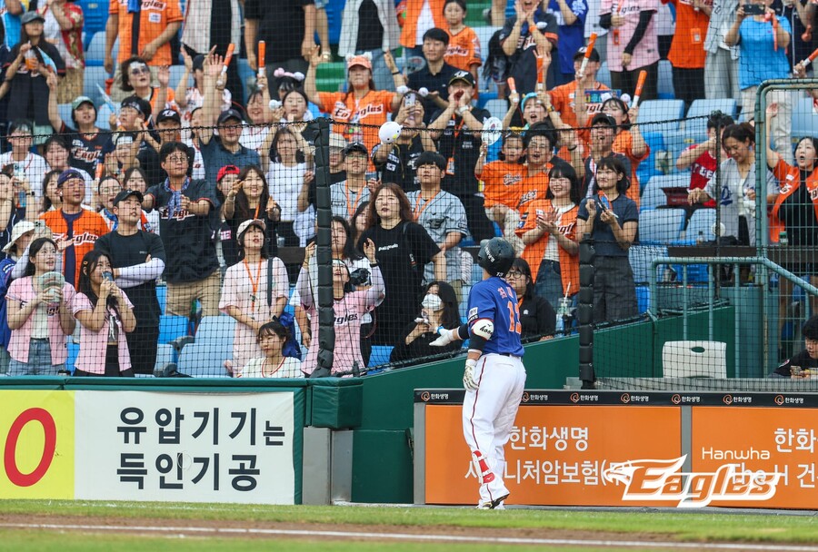 ▲ 한화 최재훈이 2회말 양현종을 상대로 3점홈런을 치고 팬들에게 인형을 선물하고 있다. ⓒ한화 이글스