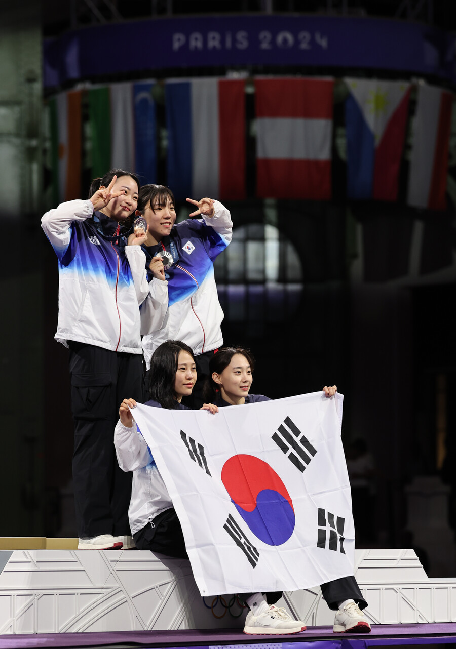 ▲ 3일 오후(현지시간) 프랑스 파리 그랑팔레에서 열린 2024 파리 올림픽 펜싱 여자 사브르 단체전 결승전에서 한국이 득점 후 환호하고 있다. 한국 펜싱이 사브르 단체전에서 결승에 오른 건 이번이 처음이다. 역대 최고 성적이다. ⓒ연합뉴스