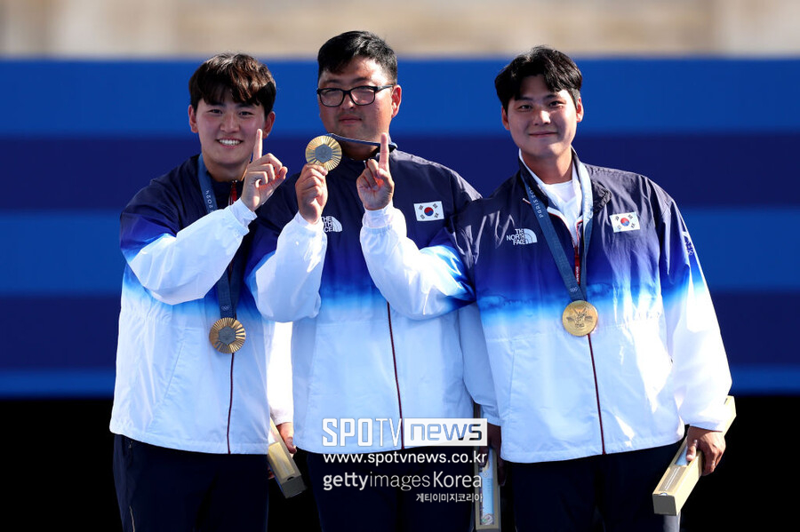 ▲ 김우진은 4일(이하 한국시간) 프랑스 파리의 앵발리드에서 열리는 파리 올림픽 양궁 남자 개인전 16강전에 나선다. 이날 16강부터 결승전까지 열린다. 남자 단체전과 혼성 단체전에서 금메달 2개를 수확한 김우진은 개인전에서 첫 금메달을 노린다. 그는 올림픽에서 4개, 세계선수권에서 9개, 아시안게임에서 3개의 금메달을 따낸 자타공인 세계 최고의 궁사다. 하지만 올림픽 개인전 금메달은 아직 얻지 못했다. 