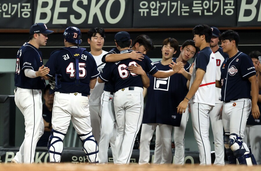 ▲ 자신의 위기를 대신 막고 내려온 김택연을 안아주는 이병헌. 현재 두산 베어스는 마무리투수 김택연까지 가는 과정이 험난하다.  ⓒ 두산 베어스