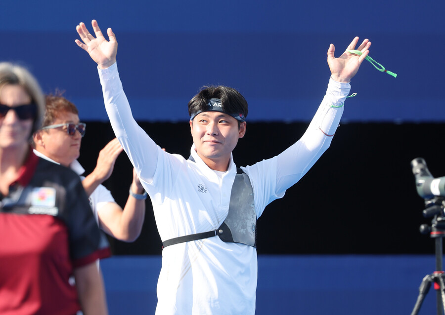 ▲ 한국의 이우석(코오롱)과 김우진(청주시청), 김제덕(예천군청)은 4일(한국시간) 프랑스 파리의 앵발리드에서 열린 2024 파리올림픽 양궁 남자 개인전 16강에서 나란히 승리하며 8강 진출에 성공했다. 이제 세 사람은 지난 3일 개인전에서 금메달과 은메달을 차지한 여자 대표팀에 이어 메달 획득에 도전한다.   ⓒ연합뉴스