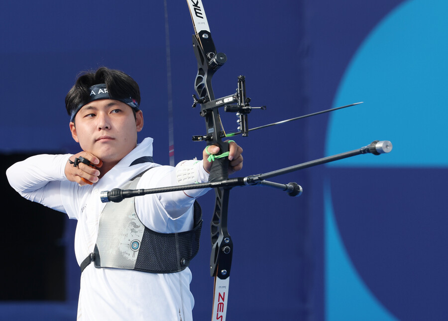 ▲ 한국의 이우석(코오롱)과 김우진(청주시청), 김제덕(예천군청)은 4일(한국시간) 프랑스 파리의 앵발리드에서 열린 2024 파리올림픽 양궁 남자 개인전 16강에서 나란히 승리하며 8강 진출에 성공했다. 이제 세 사람은 지난 3일 개인전에서 금메달과 은메달을 차지한 여자 대표팀에 이어 메달 획득에 도전한다.   ⓒ연합뉴스