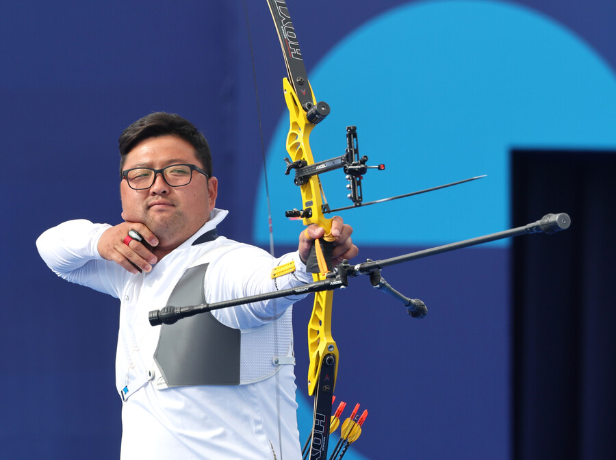 ▲ 한국의 이우석(코오롱)과 김우진(청주시청), 김제덕(예천군청)은 4일(한국시간) 프랑스 파리의 앵발리드에서 열린 2024 파리올림픽 양궁 남자 개인전 16강에서 나란히 승리하며 8강 진출에 성공했다. 이제 세 사람은 지난 3일 개인전에서 금메달과 은메달을 차지한 여자 대표팀에 이어 메달 획득에 도전한다.   ⓒ연합뉴스