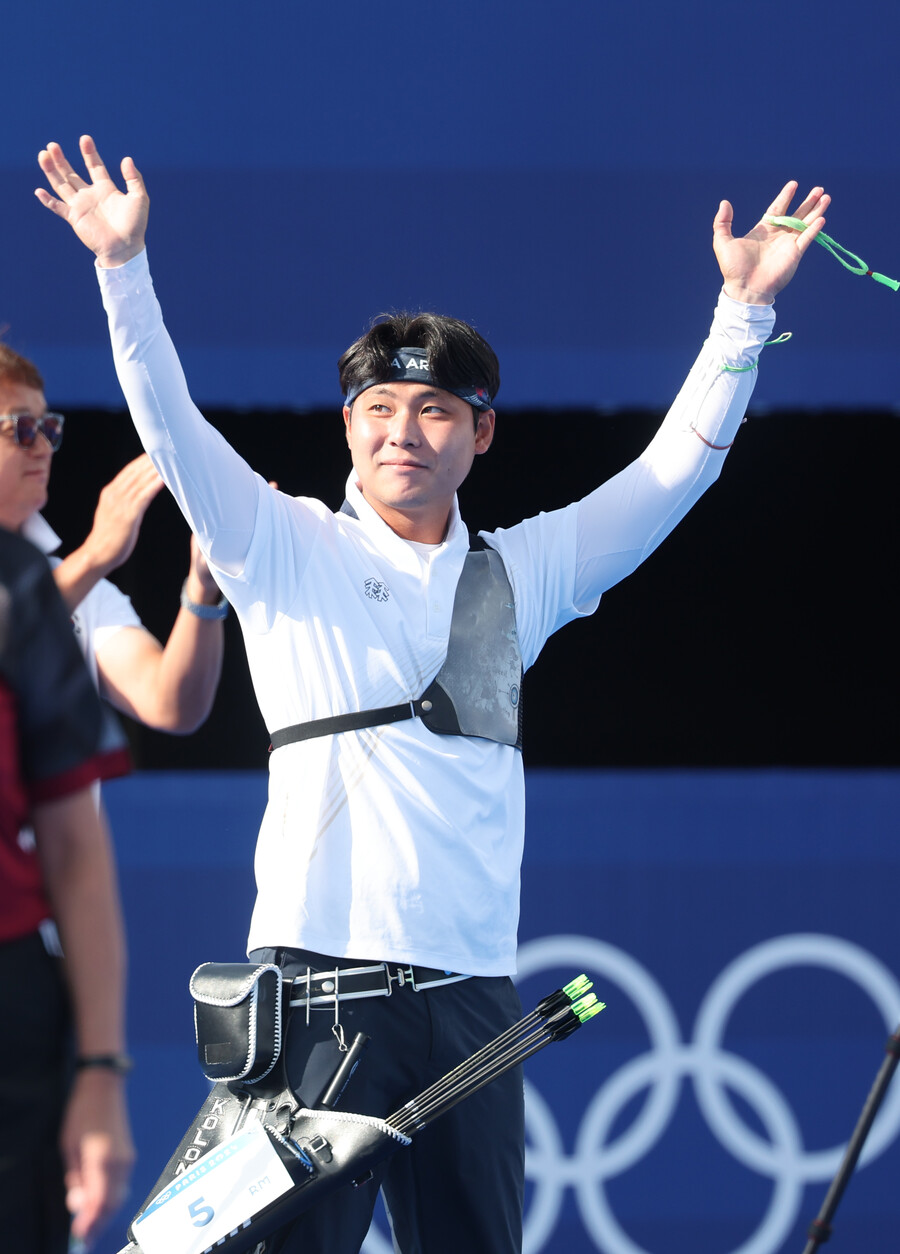 ▲ 한국의 이우석(코오롱)과 김우진(청주시청)은 4일(한국시간) 프랑스 파리의 앵발리드에서 열린 2024 파리올림픽 양궁 남자 개인전 8강에서 나란히 승리하며 4강 진출에 성공했다. 이제 두 사람은 4강에서 맞대결을 펼치게 된다. 대표팀 막내 김제덕은 8강에서 패하며 대회를 마무리했다.   ⓒ연합뉴스
