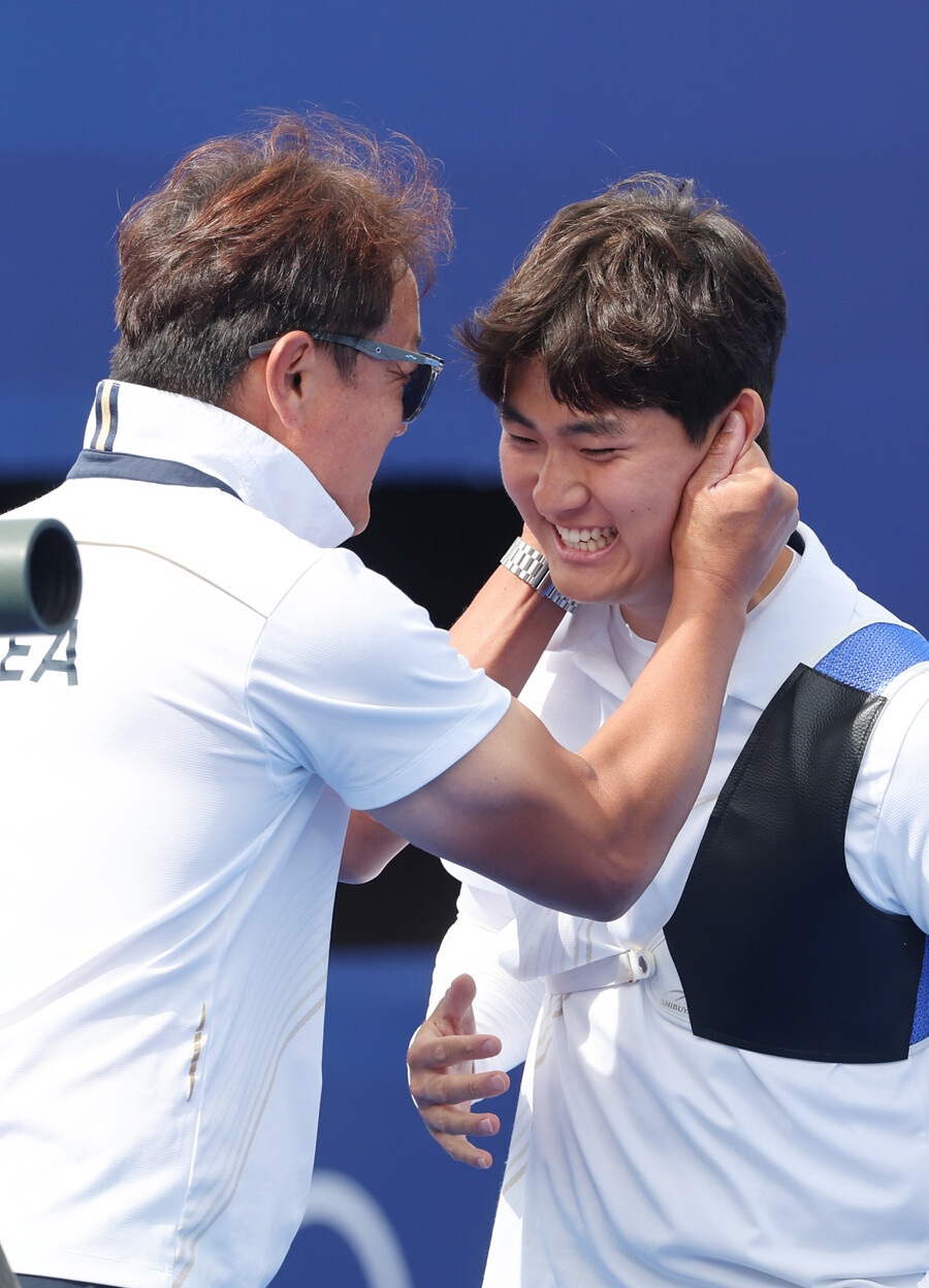▲ 한국의 이우석(코오롱)과 김우진(청주시청)은 4일(한국시간) 프랑스 파리의 앵발리드에서 열린 2024 파리올림픽 양궁 남자 개인전 8강에서 나란히 승리하며 4강 진출에 성공했다. 이제 두 사람은 4강에서 맞대결을 펼치게 된다. 대표팀 막내 김제덕은 8강에서 패하며 대회를 마무리했다.   ⓒ연합뉴스