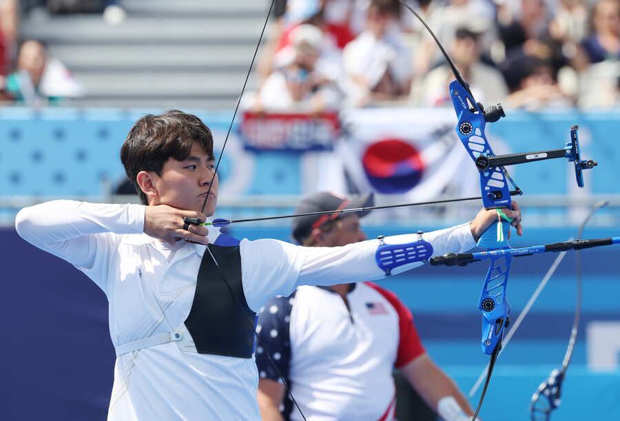 ▲ 한국의 이우석(코오롱)과 김우진(청주시청)은 4일(한국시간) 프랑스 파리의 앵발리드에서 열린 2024 파리올림픽 양궁 남자 개인전 8강에서 나란히 승리하며 4강 진출에 성공했다. 이제 두 사람은 4강에서 맞대결을 펼치게 된다. 대표팀 막내 김제덕은 8강에서 패하며 대회를 마무리했다.   ⓒ연합뉴스