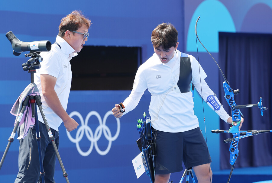▲ 한국의 이우석(코오롱)과 김우진(청주시청)은 4일(한국시간) 프랑스 파리의 앵발리드에서 열린 2024 파리올림픽 양궁 남자 개인전 8강에서 나란히 승리하며 4강 진출에 성공했다. 이제 두 사람은 4강에서 맞대결을 펼치게 된다. 대표팀 막내 김제덕은 8강에서 패하며 대회를 마무리했다.   ⓒ연합뉴스