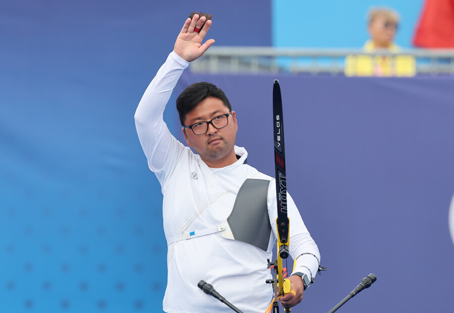 ▲   김우진(청주시청)은 4일(한국시간) 프랑스 파리의 앵발리드에서 열린 2024 파리올림픽 양궁 남자 개인 결승전에서 미국의 브레이디 엘리슨과 5-5로 비긴 뒤, 슛오프 끝에 금메달을 차지했다. 슛오프에서 두 선수는 나란히 10점을 쐈다. 이제 정중앙 기준으로 어느 화살이 더 가까운지를 판독해야 했다. 그리고 김우진은 엘리슨의 마지막 화살보다 약 5mm 정도가 중앙에 가까웠다. 고작 5mm 정도가 두 사람의 승부를 갈랐다. ⓒ연합뉴스