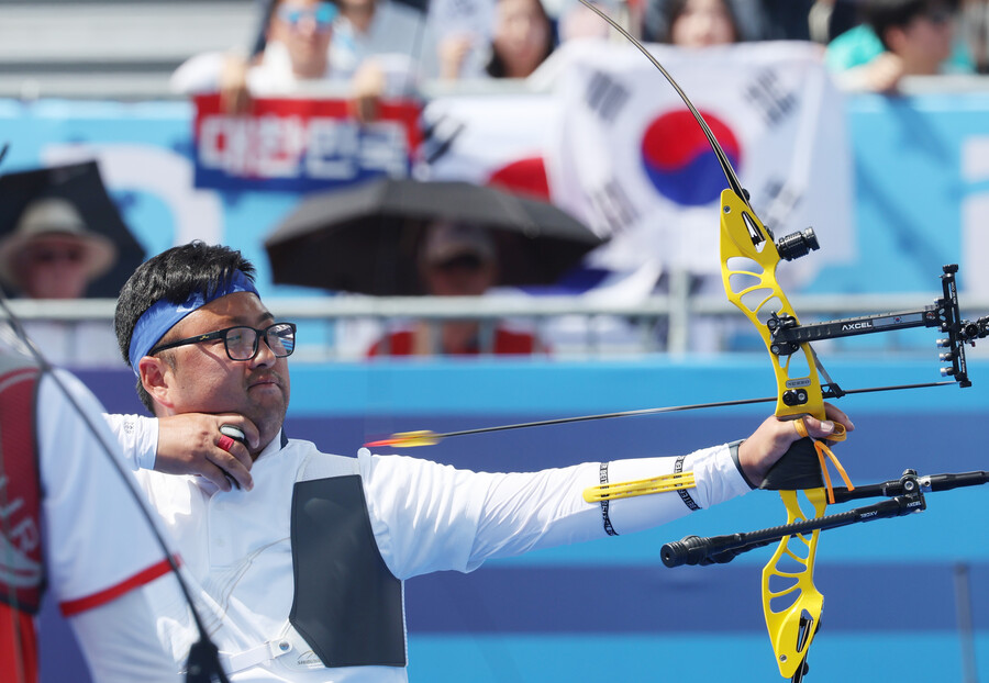 ▲   김우진(청주시청)은 4일(한국시간) 프랑스 파리의 앵발리드에서 열린 2024 파리올림픽 양궁 남자 개인 결승전에서 미국의 브레이디 엘리슨과 5-5로 비긴 뒤, 슛오프 끝에 금메달을 차지했다. 슛오프에서 두 선수는 나란히 10점을 쐈다. 이제 정중앙 기준으로 어느 화살이 더 가까운지를 판독해야 했다. 그리고 김우진은 엘리슨의 마지막 화살보다 약 5mm 정도가 중앙에 가까웠다. 고작 5mm 정도가 두 사람의 승부를 갈랐다. ⓒ연합뉴스