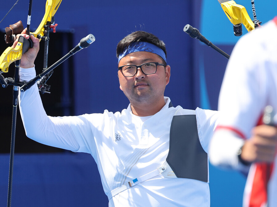 ▲   김우진(청주시청)은 4일(한국시간) 프랑스 파리의 앵발리드에서 열린 2024 파리올림픽 양궁 남자 개인 결승전에서 미국의 브레이디 엘리슨과 5-5로 비긴 뒤, 슛오프 끝에 금메달을 차지했다. 슛오프에서 두 선수는 나란히 10점을 쐈다. 이제 정중앙 기준으로 어느 화살이 더 가까운지를 판독해야 했다. 그리고 김우진은 엘리슨의 마지막 화살보다 약 5mm 정도가 중앙에 가까웠다. 고작 5mm 정도가 두 사람의 승부를 갈랐다. ⓒ연합뉴스