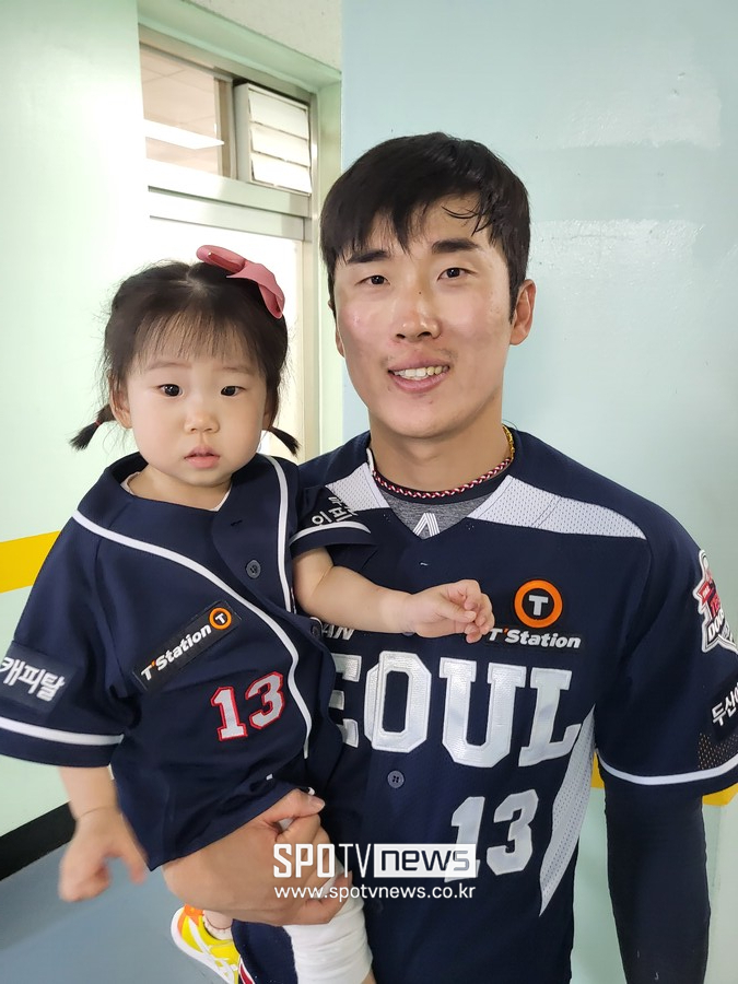 ▲ 두산 베어스 허경민(오른쪽)이 딸 서우와 2년 전 찍은 기념 사진이다. ⓒ 잠실, 김민경 기자