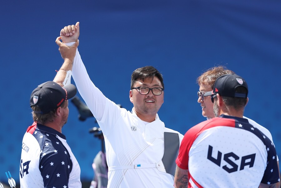 ▲ 김우진(청주시청)은 4일(한국시간) 프랑스 파리의 앵발리드에서 열린 2024 파리올림픽 양궁 남자 개인 결승전에서 미국의 브레이디 엘리슨과 5-5로 비긴 뒤, 슛오프 끝에 금메달을 차지했다. 슛오프에서 두 선수는 나란히 10점을 쐈다. 이제 정중앙 기준으로 어느 화살이 더 가까운지를 판독해야 했다. 그리고 김우진은 엘리슨의 마지막 화살보다 약 5mm 정도가 중앙에 가까웠다. 고작 5mm 정도가 두 사람의 승부를 갈랐다. ⓒ연합뉴스