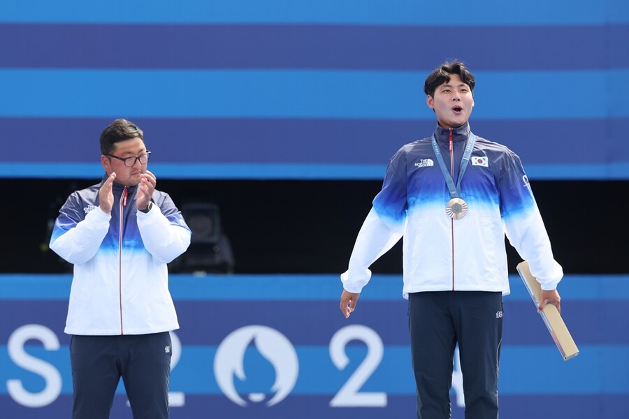 ▲ 양궁 국가대표 이우석이 2024 파리 올림픽 남자 개인전에서 동메달을 차지했다. 4강에서 이번 대회 3관왕에 오른 김우진을 만나 슛오프까지 가는 명승부를 펼쳤으나 마지막 운이 따르지 않았다. 그래도 동메달 결정전에서 승리하며 개인전 메달을 획득했다. 이우석은 김우진에게 패한 걸 인정하며 벌어진 격차를 좁히겠다는 새로운 마음가짐을 다졌다.   ⓒ연합뉴스