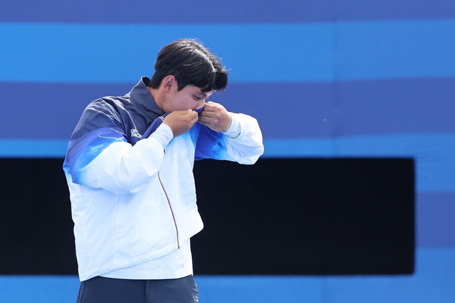 ▲ 양궁 국가대표 이우석이 2024 파리 올림픽 남자 개인전에서 동메달을 차지했다. 4강에서 이번 대회 3관왕에 오른 김우진을 만나 슛오프까지 가는 명승부를 펼쳤으나 마지막 운이 따르지 않았다. 그래도 동메달 결정전에서 승리하며 개인전 메달을 획득했다. 이우석은 김우진에게 패한 걸 인정하며 벌어진 격차를 좁히겠다는 새로운 마음가짐을 다졌다.   ⓒ연합뉴스