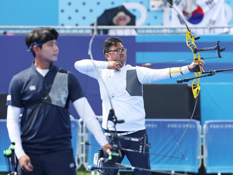 ▲ 양궁 국가대표 이우석이 2024 파리 올림픽 남자 개인전에서 동메달을 차지했다. 4강에서 이번 대회 3관왕에 오른 김우진을 만나 슛오프까지 가는 명승부를 펼쳤으나 마지막 운이 따르지 않았다. 그래도 동메달 결정전에서 승리하며 개인전 메달을 획득했다. 이우석은 김우진에게 패한 걸 인정하며 벌어진 격차를 좁히겠다는 새로운 마음가짐을 다졌다.   ⓒ연합뉴스