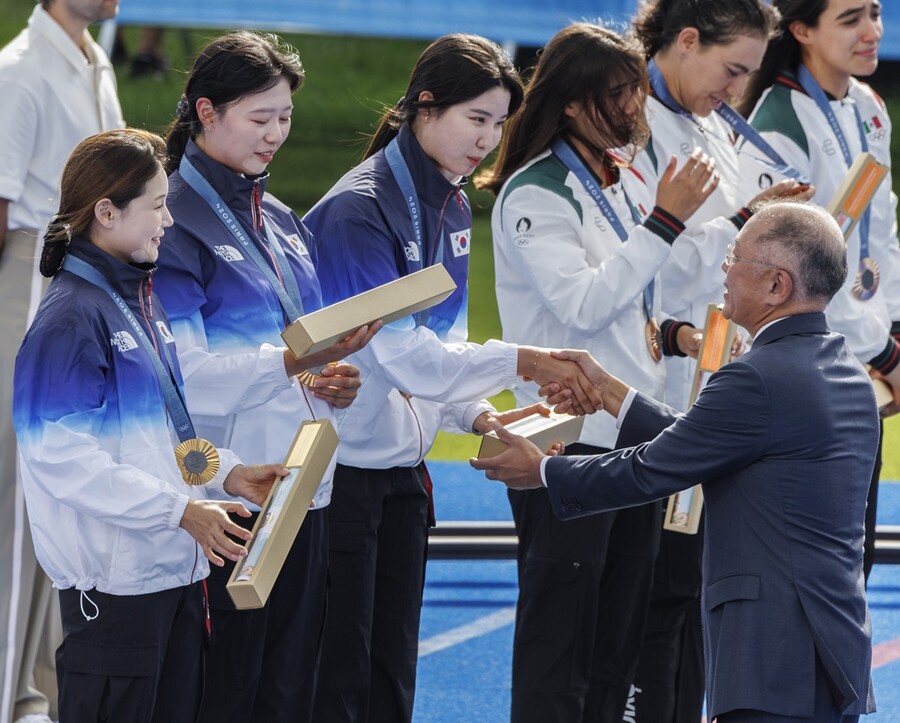 ▲ 정의선 현대차 회장이 28일(현지시간) 프랑스 파리 레쟁발리드에 양궁 경기장에서 열린 2024 파리올림픽 양궁 여자단체전 시상식에서 시상을 하고 있다. 정 회장은 대한양궁협회와 아시아양궁연맹 회장 자격으로 시상식에 참석했다.  ⓒ연합뉴스