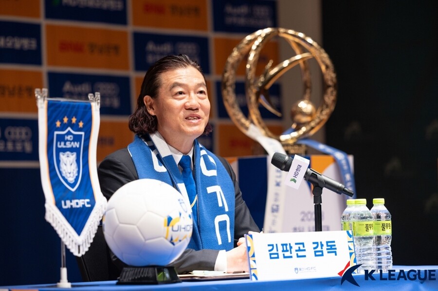 [전문] 김판곤 감독 각오 "홍명보 떠나고 부임…좋은 타이밍은 아니지만" 공격 철학 입혀 '3관왕' 도전