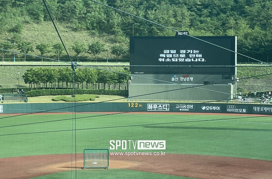 ▲ 2일 울산 문수야구장에서 열릴 예정이었던 LG 트윈스와 롯데 자이언츠의 경기가 폭염으로 취소됐다. 인조잔디 그라운드가 펄펄 끓었다. KBO는 지열이 50℃에 달하는 폭염 탓에 경기 진행이 어렵다고 판단했다. ⓒ 신원철 기자