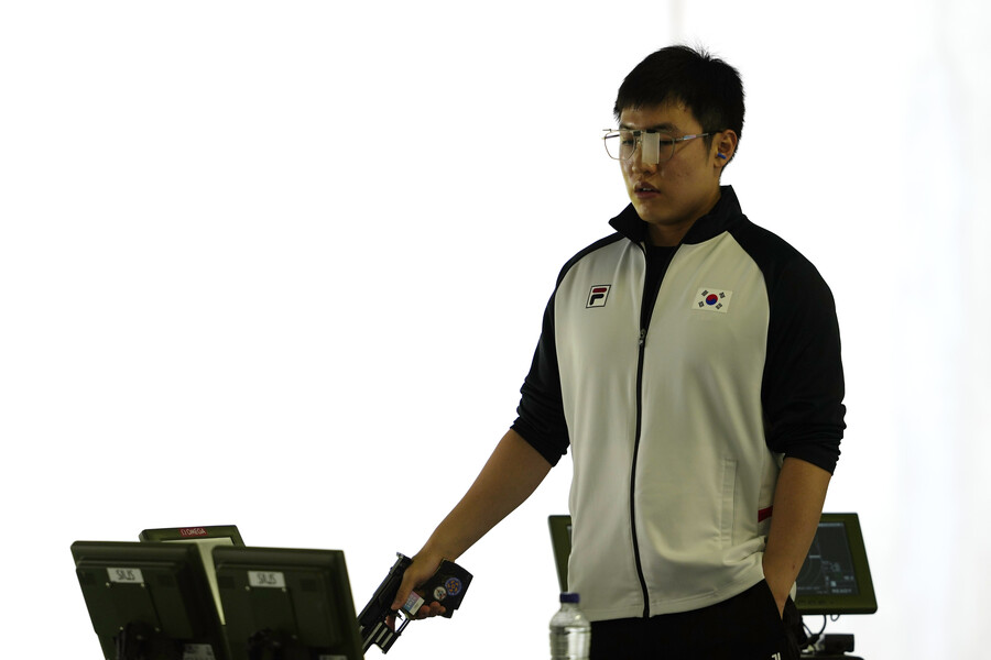 ▲ 조영재는 ‘2024 파리 올림픽’ 사격 남자 25ｍ 속사권총 결선에서 25점을 쏴 당당히 은메달을 목에 걸었다. 속사권총에서 메달을 따낸 것은 조영재가 최초다. 조영재의 은메달로 한국 사격은 이번 대회에서 금메달 3개, 은메달 3개로 역대 최고 성적이었던 2012년 런던 대회(금메달 3개, 은메달 2개)를 뛰어넘는 대업을 세웠다. ⓒ연합뉴스/AP통신